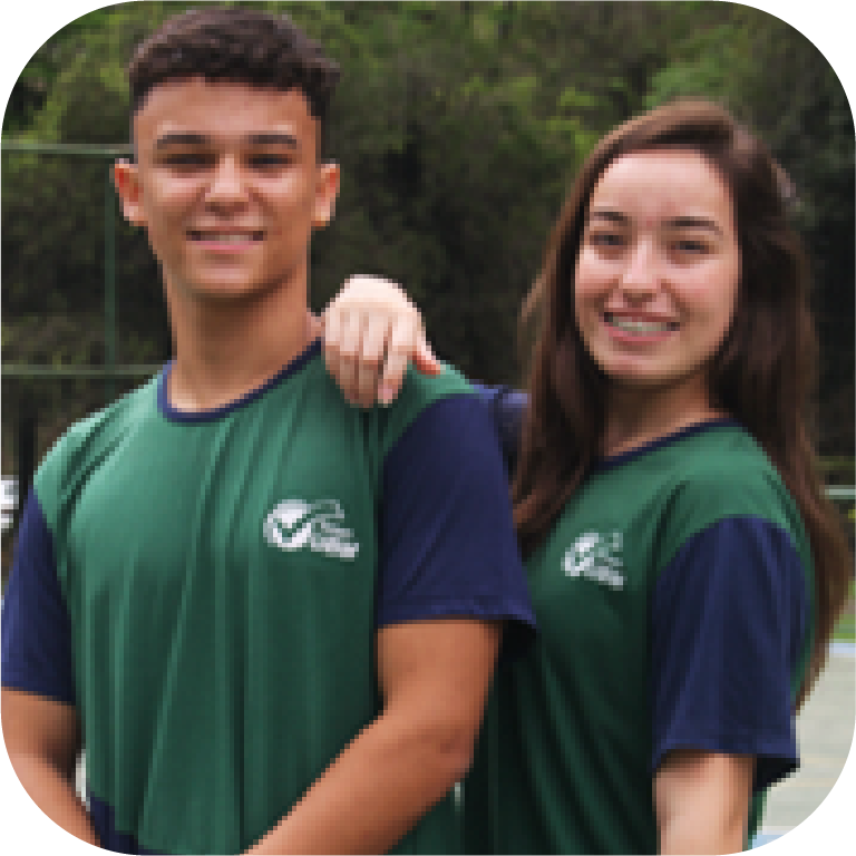 Foto dois adolescentes sorrindo e posando para a captura da foto usando o uniforme do colégio UBM.
